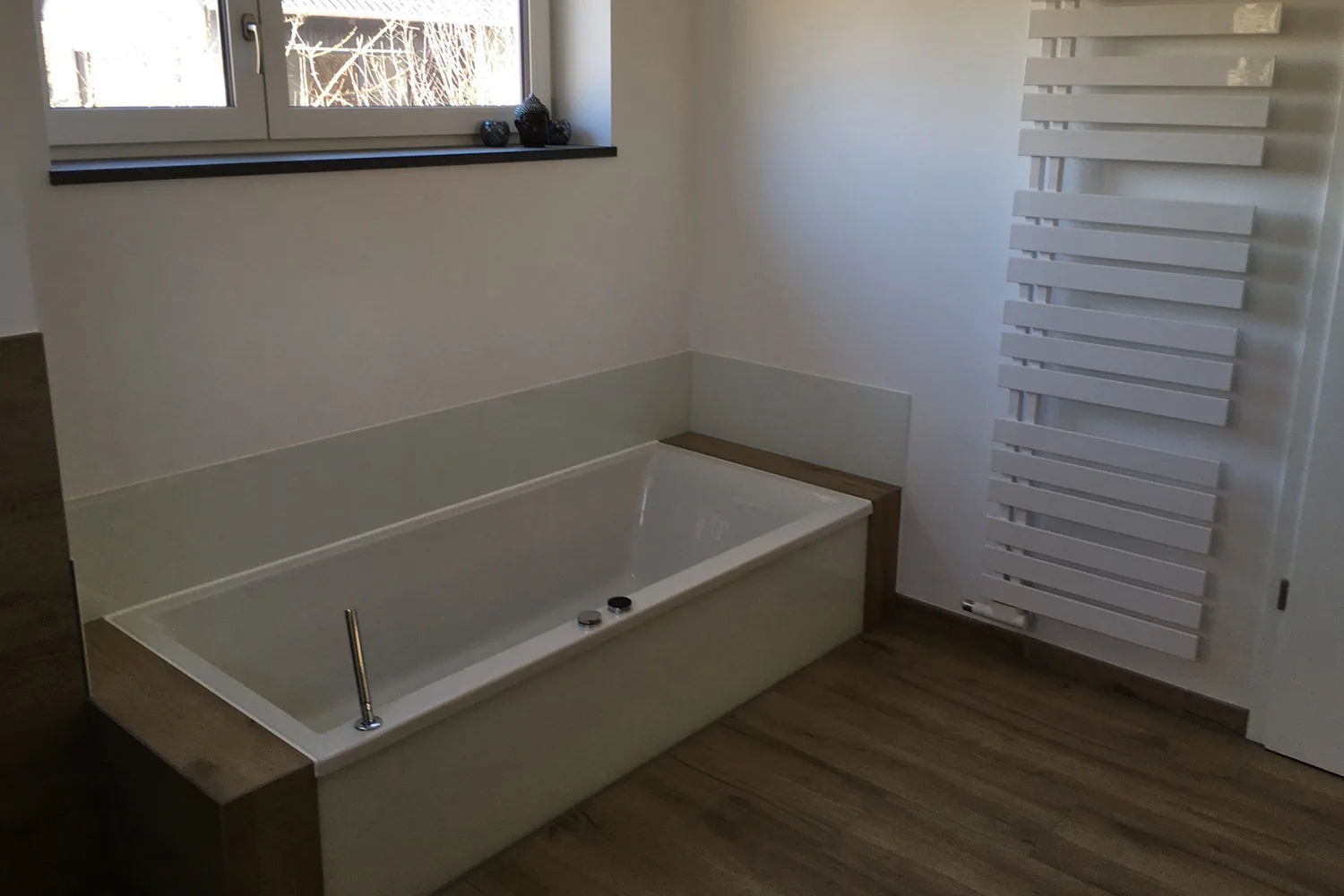 Badewanne mit Handtuchheizkörper aus einer Badsanierung von Ortner