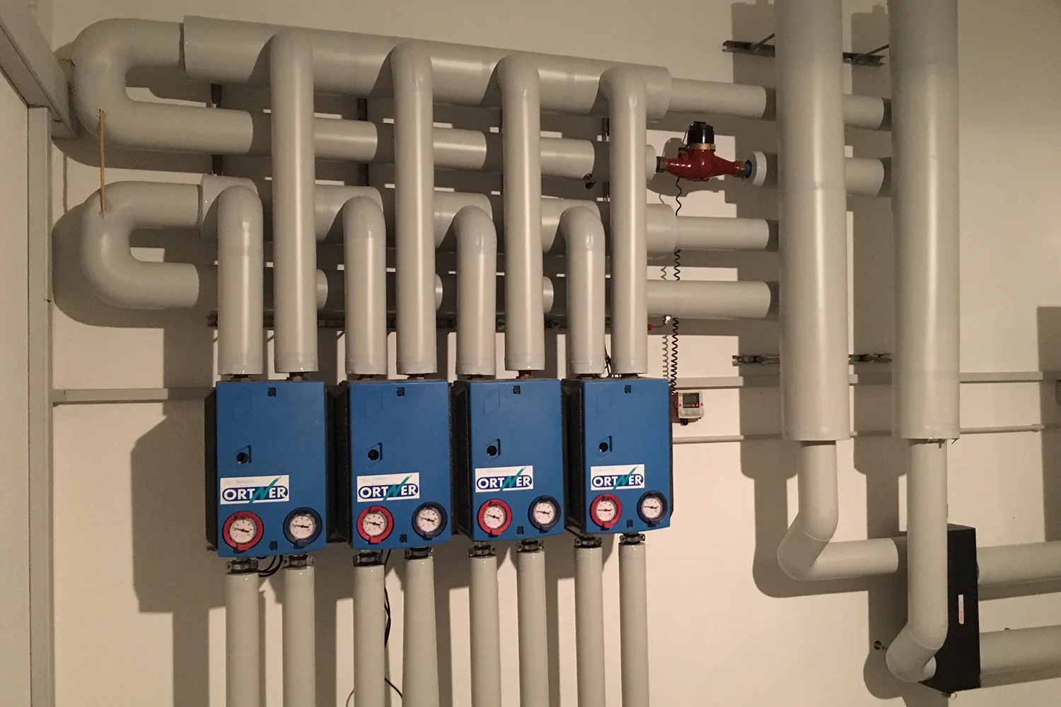 Heizungsverteiler mit Ortner-Pumpengruppen in einem Technikraum