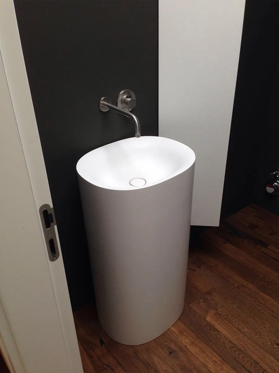 Freistehendes Design-Waschbecken aus einer Ortner-Installation